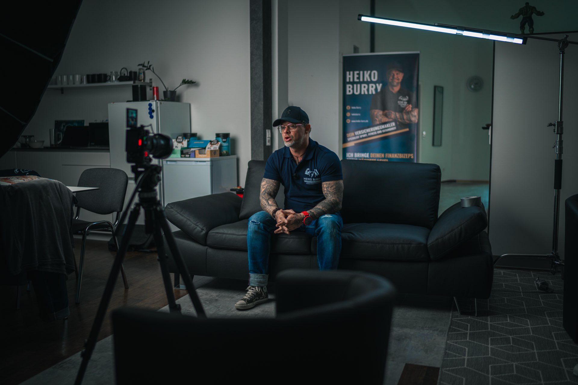 Heiko Burry im Interview auf dem Sofa, ausgeleuchtetes Kino-Setup