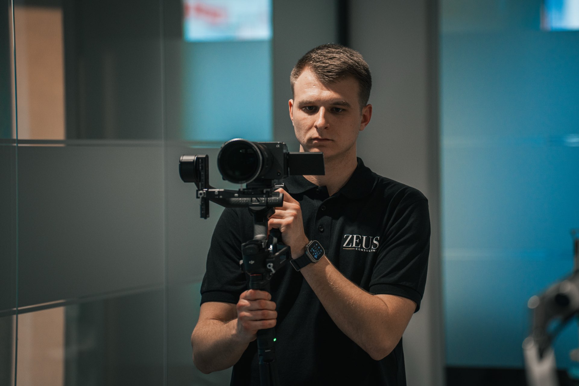 Kameramann von Zeus Consulting filmt mit der Kamera am Gimbal beim Kunden vor Ort