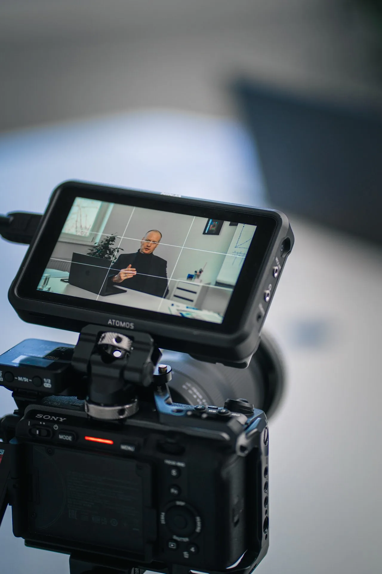 Blick auf den Kameramonitor: der Interviewpartner im Bild
