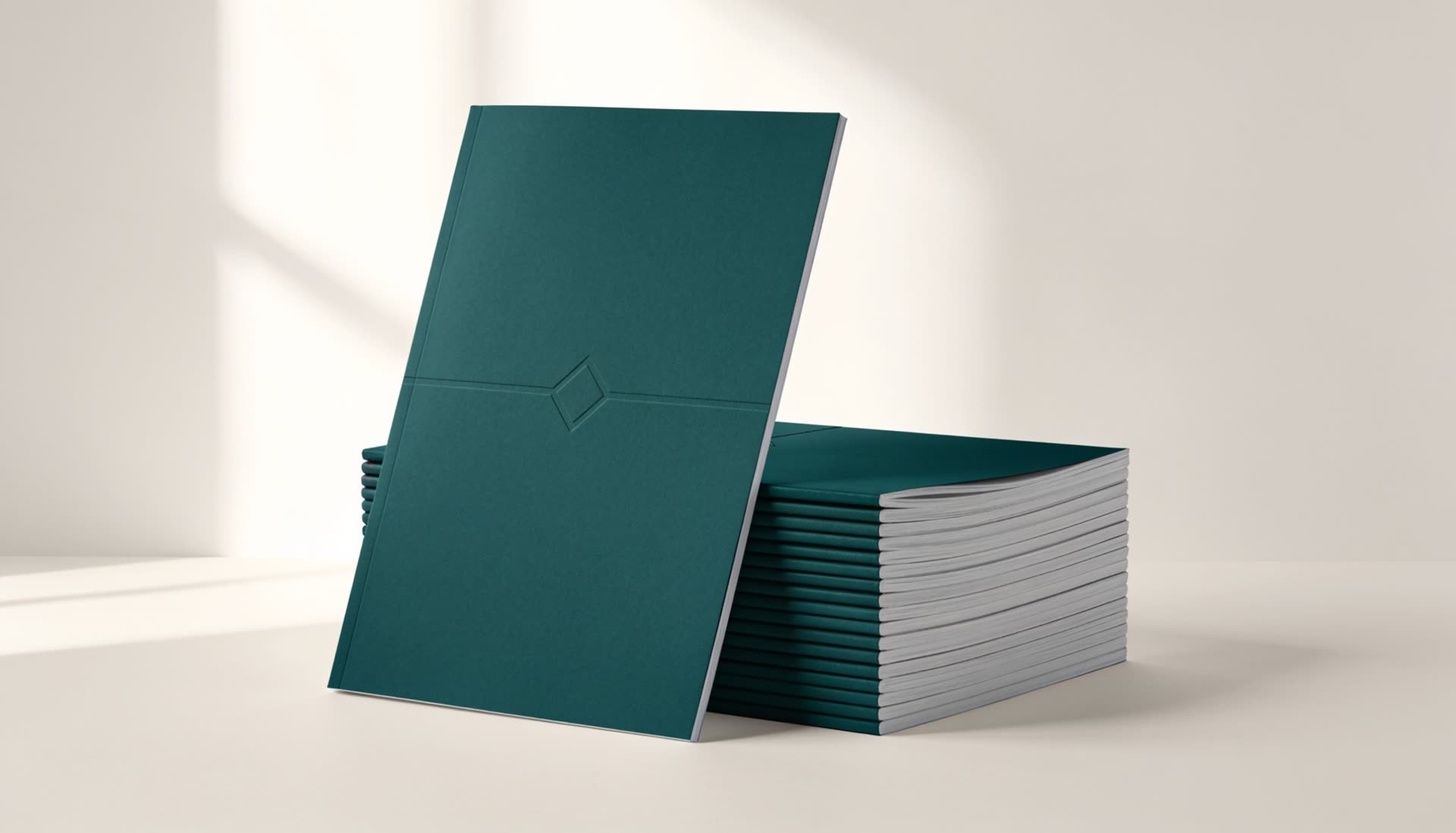 3D-Render: Stapel gedruckter Reports mit Petrol-Umschlägen, einer lehnt aufrecht davor
